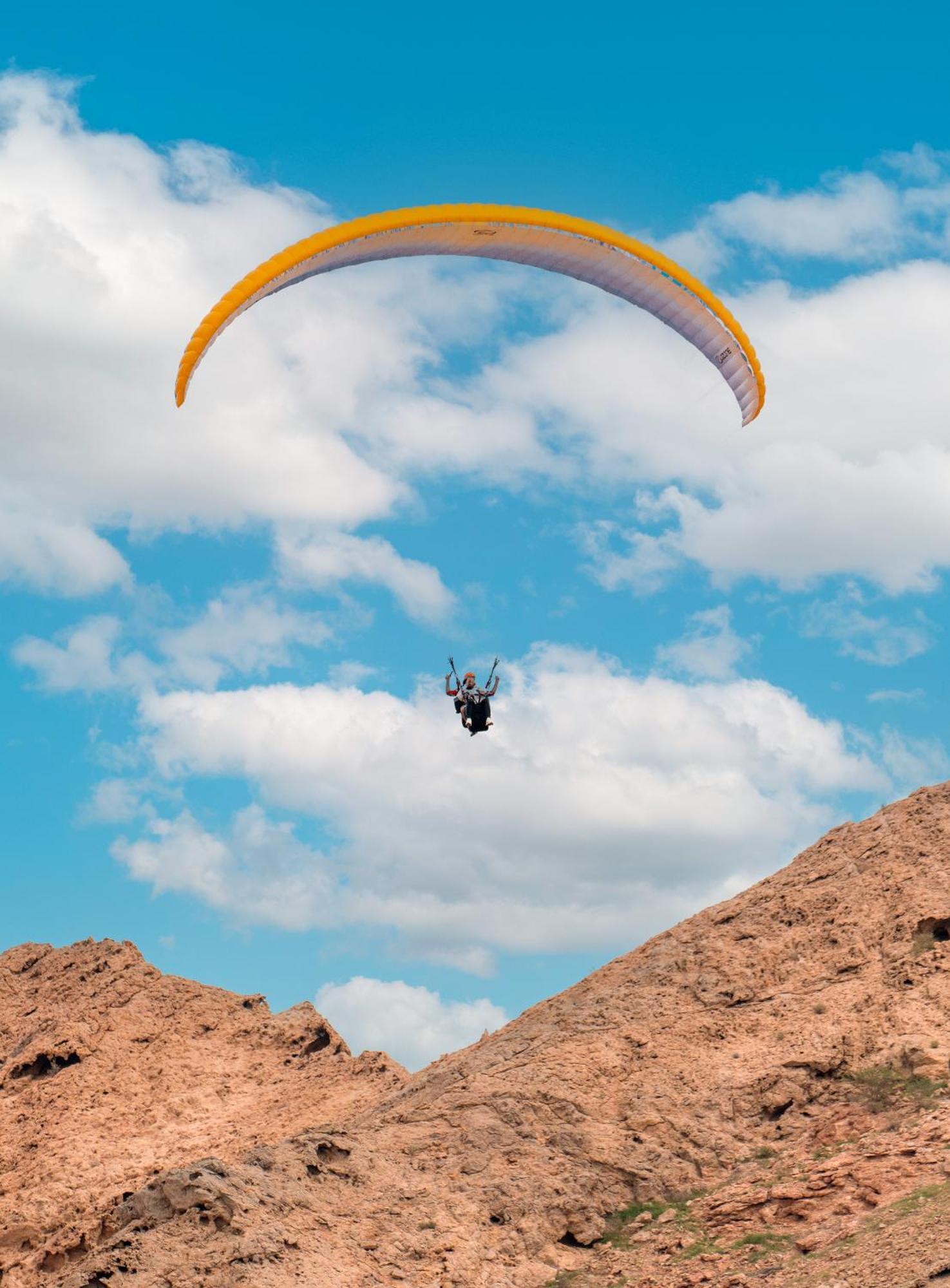 Al Badayer Retreat By Sharjah Collection Ξενοδοχείο Margham Εξωτερικό φωτογραφία Parachute landing at the top of the hill